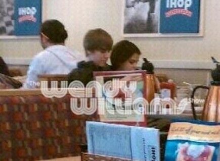 bieber-and-selena-gomez-justin-bieber-and-selena-gomez-17747407-435-319.jpg