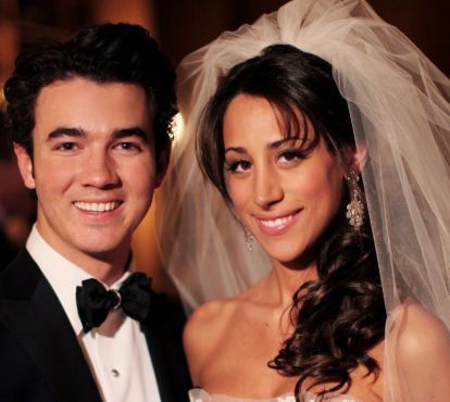 danielle-jonas-twitter1.jpg