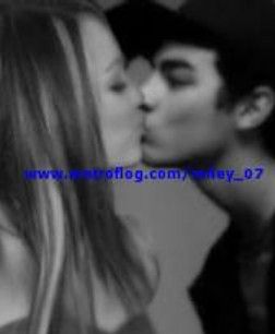 dp6vp_mileykisslipsjoeoo3.jpg