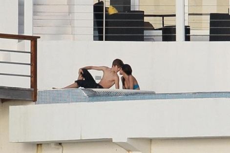 justin-bieber-and-selena-gomez-kisses.jpg