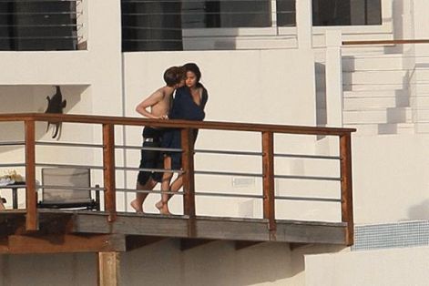 justin-bieber-kisses-selena-gomez.jpg