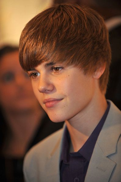 justinbiebernewlookfoundationholdsfirstdwarr7gls7nl.jpg
