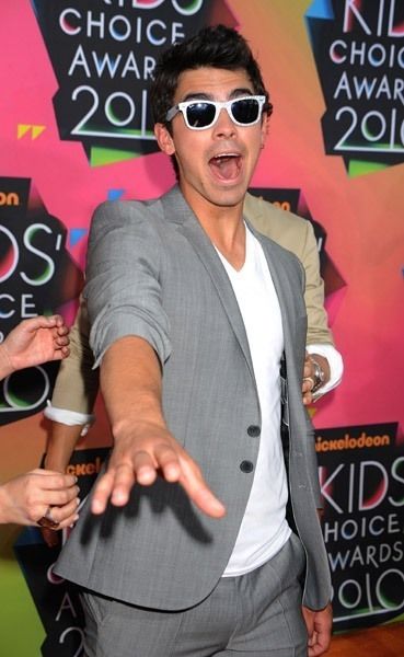 kca-2010-27-3-joe-jonas-11150552-369-600.jpg