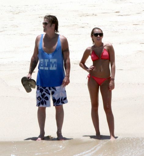 miley-cyrus-bikini-candids-mexico-37.jpg