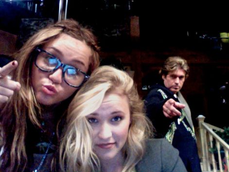 miley-cyrus-emily-osment-billy-ray-cyrus.jpg