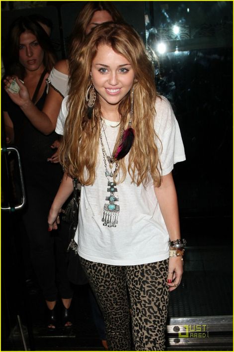 miley-cyrus-milkshake-chow-01.jpg