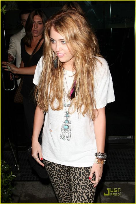 miley-cyrus-milkshake-chow-07.jpg