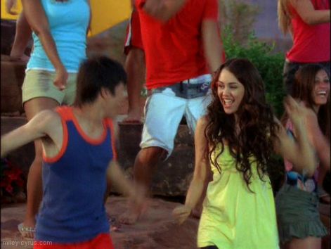 miley-cyrus_com-highschoolmusical2-cameo-caps21.jpg
