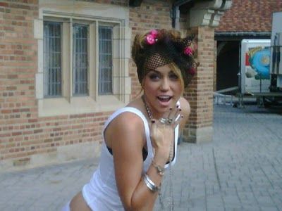 miley-cyrus_com_whoownsmyheart_musicvideo_ontheset_00.jpg