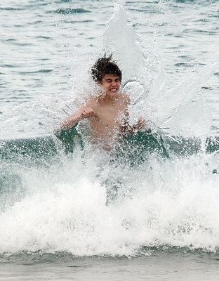 more-new-justin-bieber-s-shirtless-pics-justin-bieber-11883575-312-400.jpg
