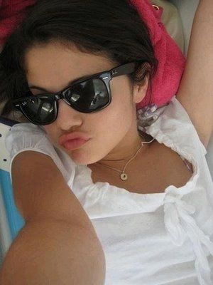 selena-gomez-kiss.jpg