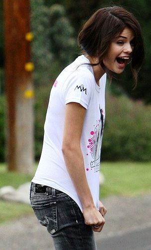 selena-gomez-laughing.jpg