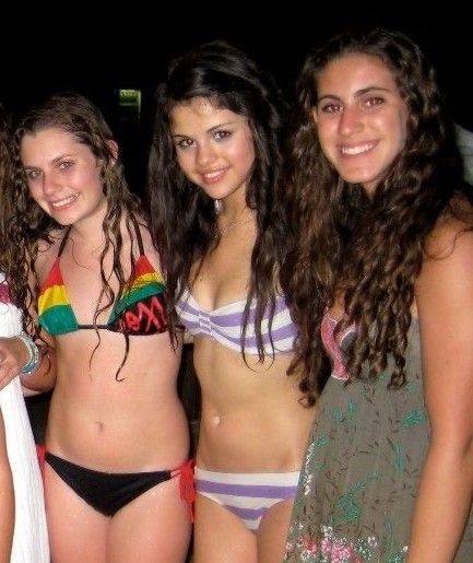 selena_bikni.jpg