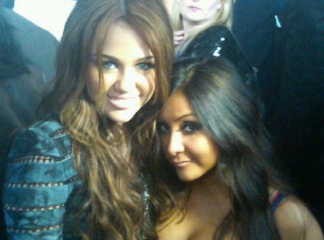 snooki_miley_cyrus_grammys_2010.jpg