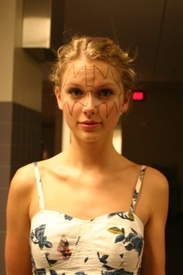 tayor-swift-twitter-taylor-swift-7572739-266-399.jpg