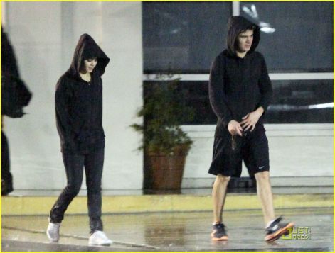 vanessa_es_zac_rain.jpg vanessa_es_zac_rain.jpg